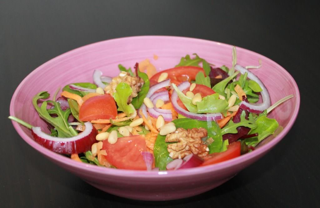 Pizza mit Salat