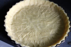 Form auskleiden mit Teig